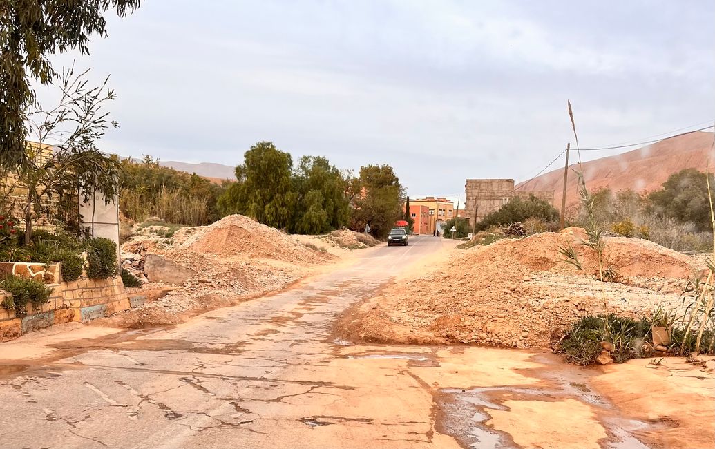 During high water, roads are covered with gravel meters deep - this road was also provisionally cleared