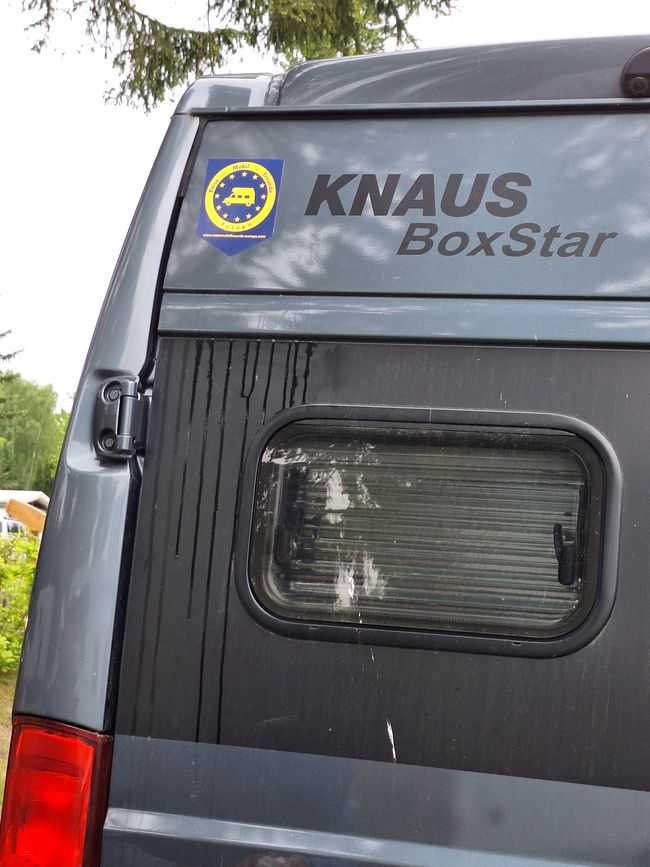 Ein neuer Camper wird beklebt
