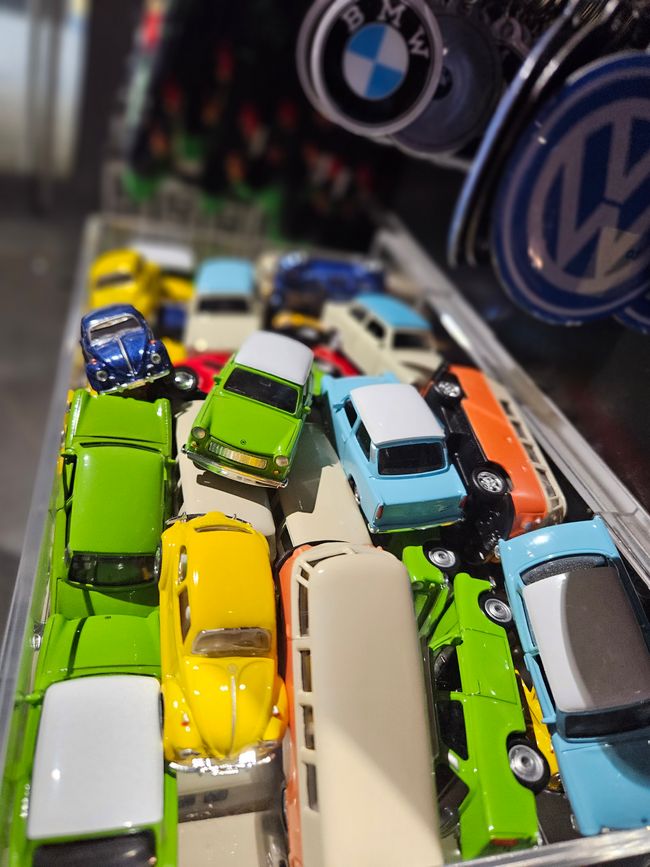 Auto nel negozio di souvenir