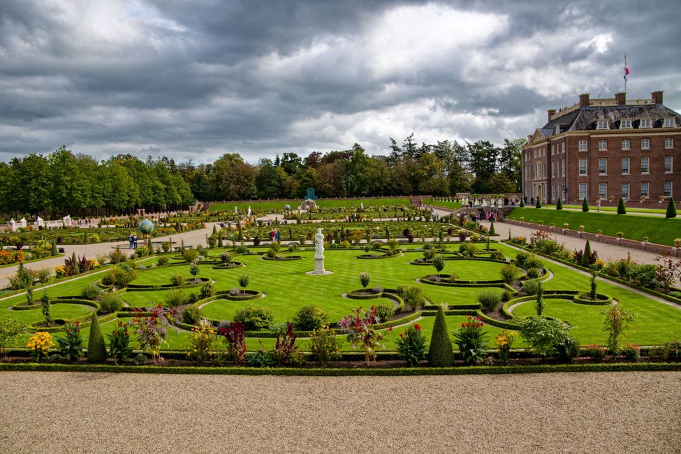 Barockschloss mit Prachtsgarten