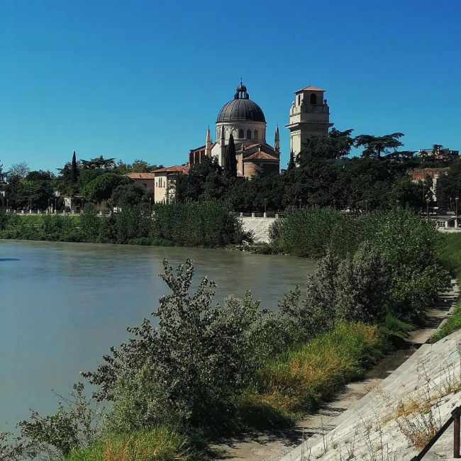 Blick auf die Parrocchia di San Giorgio in Braida von der Adige aus