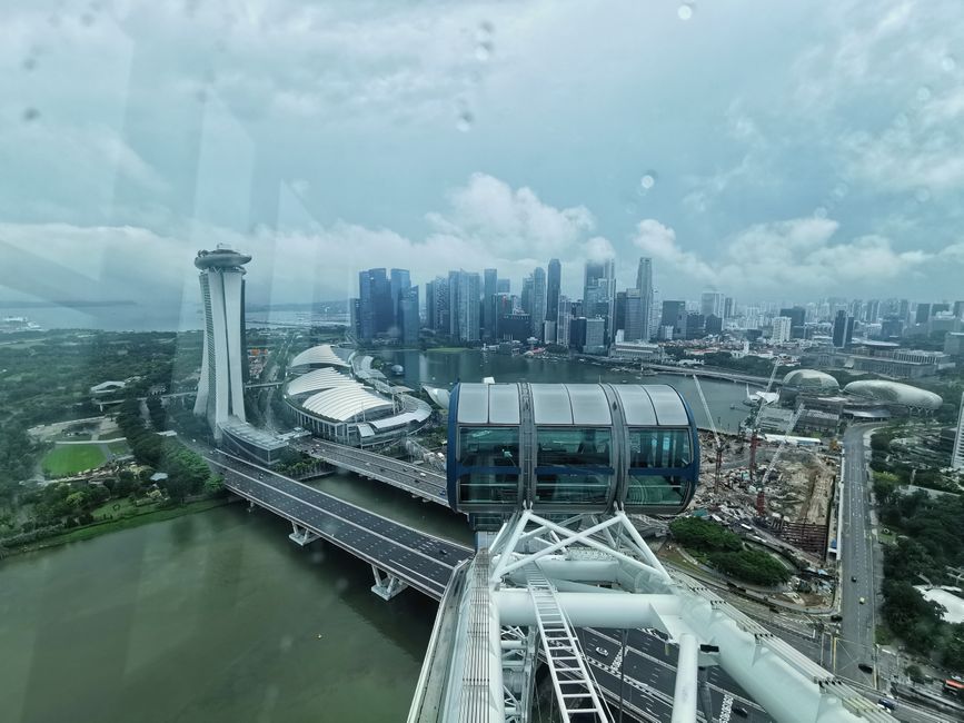 Rundblick mit Marina Bay Sands ...