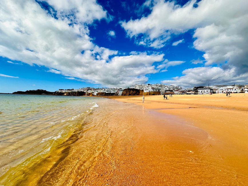 Ein Tag am Meer: Strandspaziergang in Albufeira