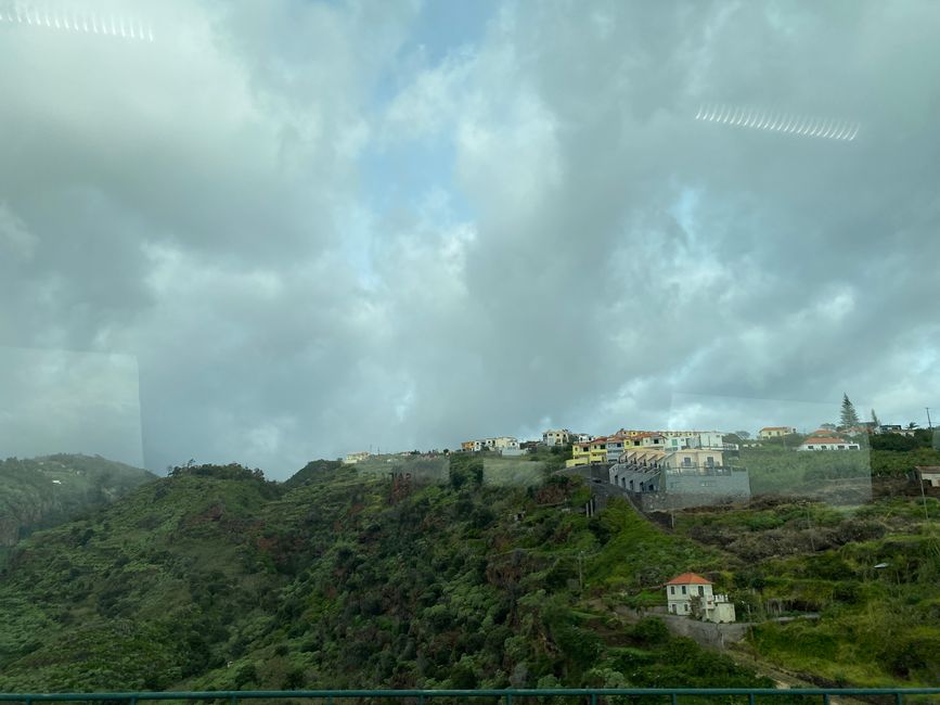 Auf der Busfahrt nach Osten werden die Wolken weniger