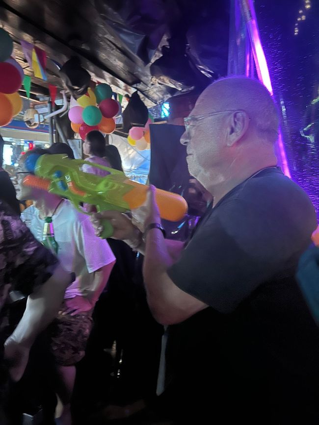 Songkran in Bangkok, mit einer Wasserpistole bewaffnet