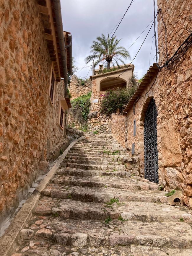 Fornalutx… heißt übersetzt, bestimmt- „steile Treppen“