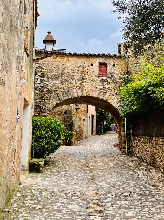 Peratallada y La Bisbal d'Empordà