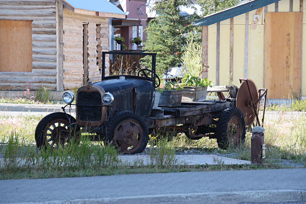 Day 21: Around Whitehorse: Husky Puppies, Emerald Lake & the smallest desert in the world