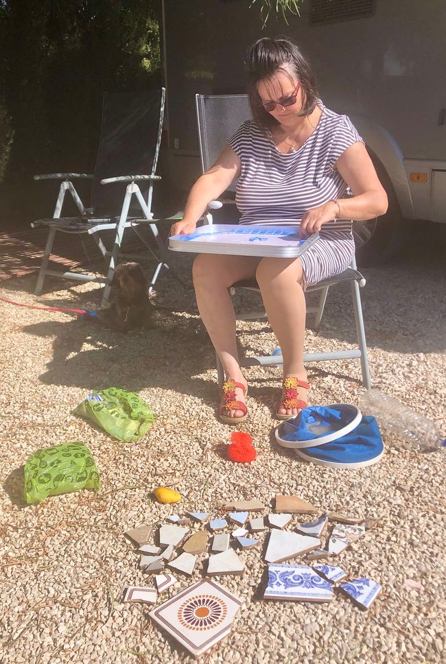 Icke examines her treasures, scrubs them, sorts them and counts them. She has already collected over 500 pieces of tiles. All attention!