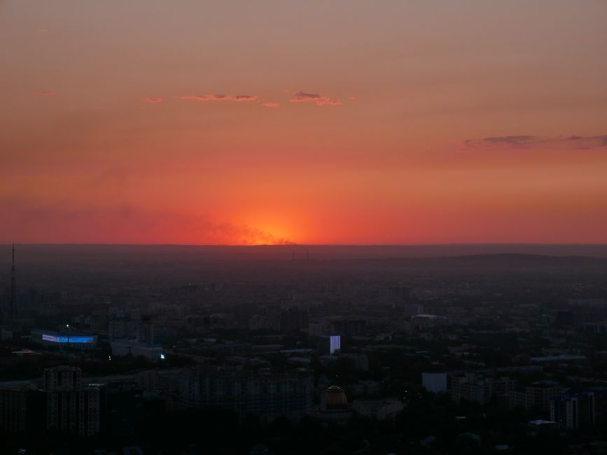 Del campo de vuelo en Turkmenistán hasta la puesta de sol en Kök Töbe: Llegada a Almaty