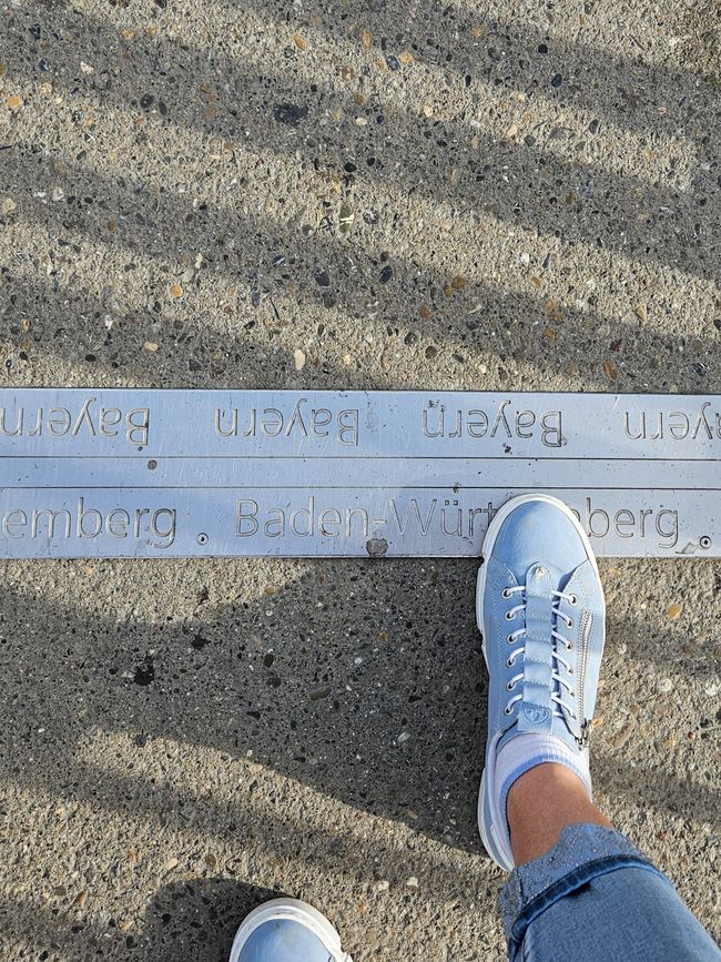 Grenzübertritt von Baden-Württemberg nach Bayern auf der Brücke