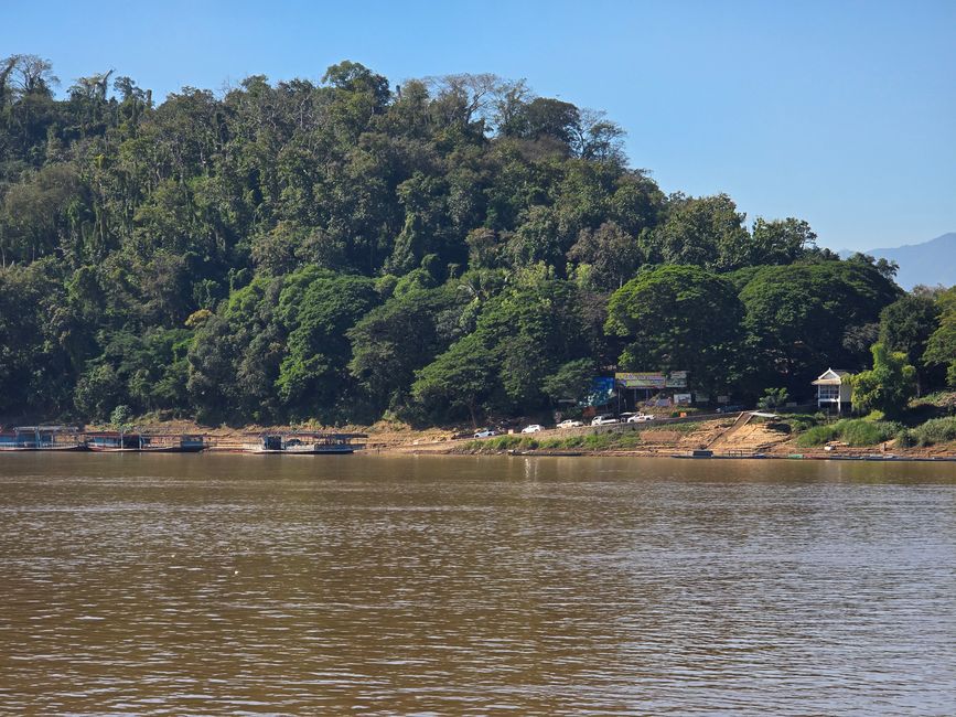 Une journée au bord de la rivière et les petits temples de l'autre côté de la rivière