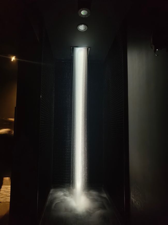 Ein einzelner beleuchteter Wasserfall