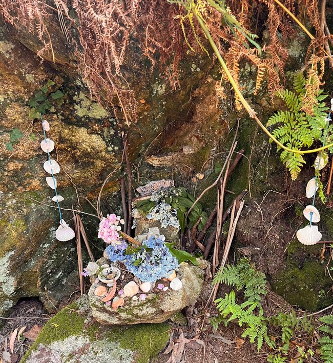 En el camino, un pequeño altar natural, adornado por peregrinos