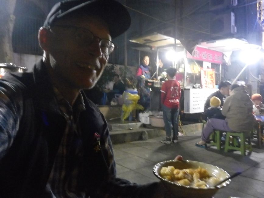 Dîner dans un restaurant de rue