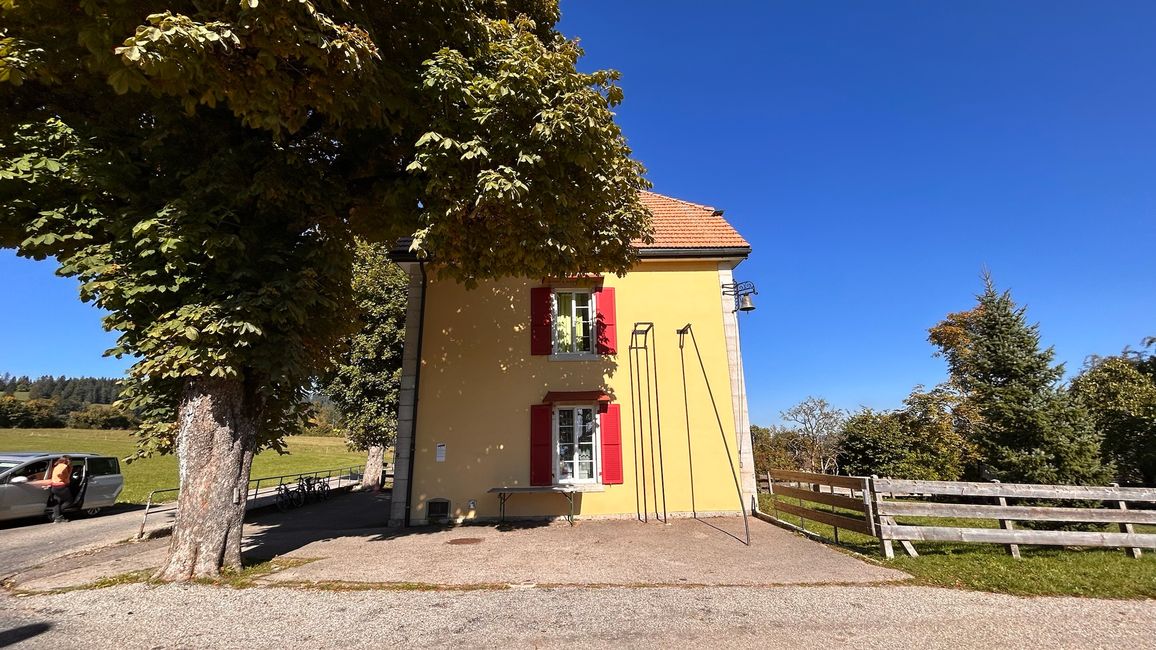 Ein Schulhaus im Grünen
