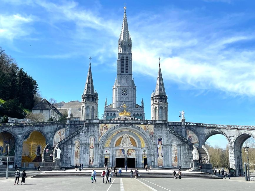 Die Kathedrale von Lourdes ist ein prunkvolles Bauwerk.