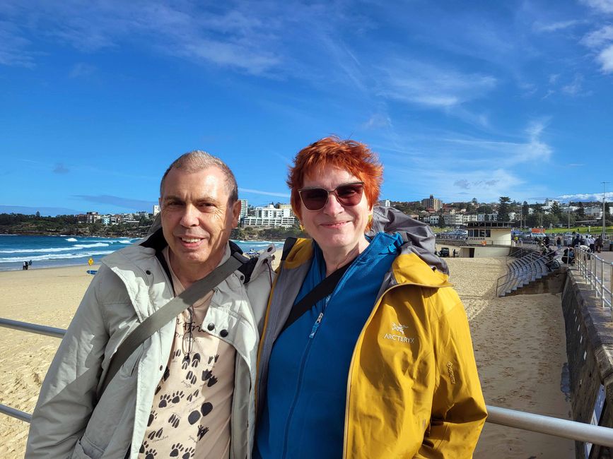 Bondi und hinten rechts die Station der Lebensretter
