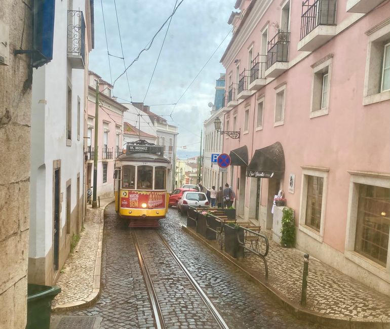 Der morbide Charme der Altstadt von Lissabon  im Nieselregen mit der Tram 28 e