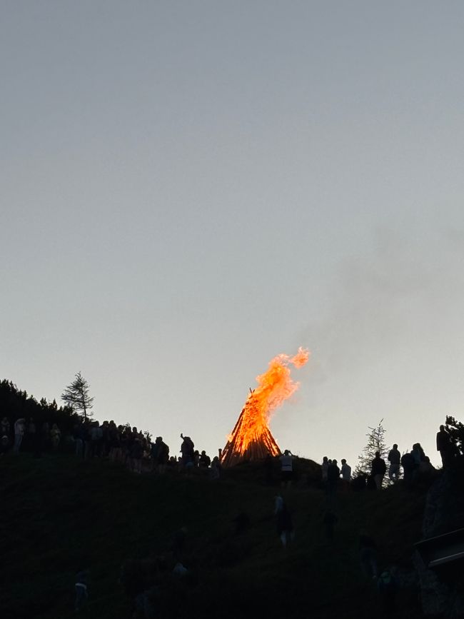 Sommersonnenwende- Feuer auf dem Jenner
