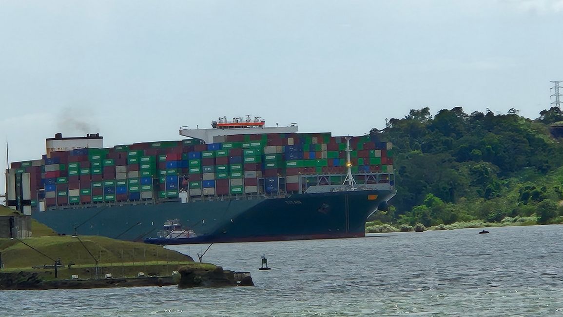 Der Mega Container Frachter "Titan" muss bis morgen warten 