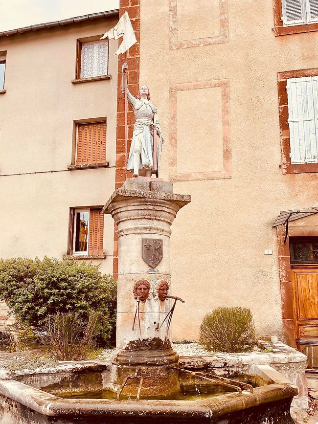 avec la fontaine typique.