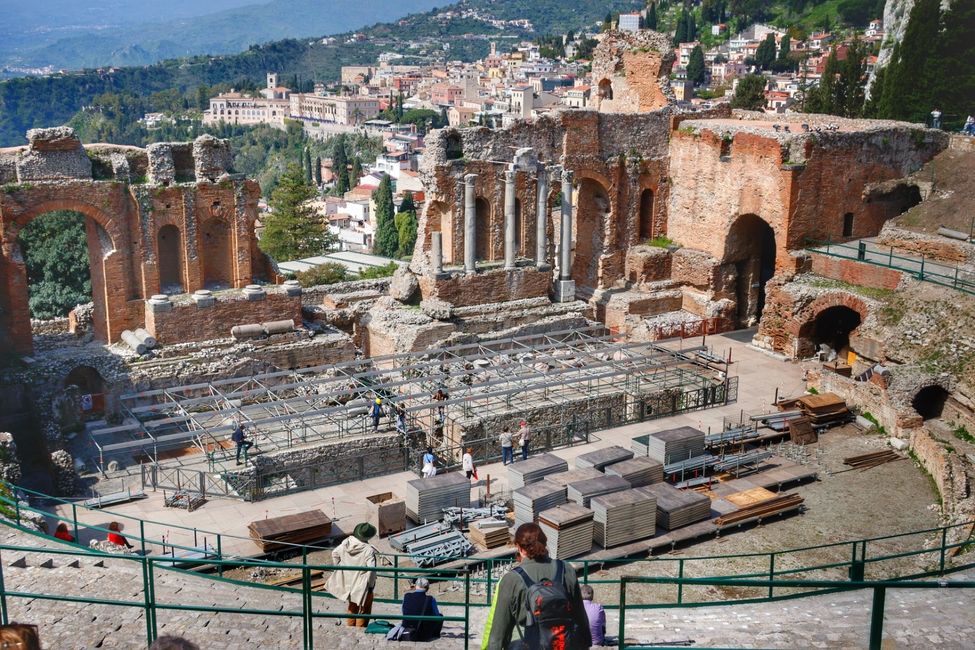 Antikes Theater Taormina aus dem 3.Jahrhundert v.Christus von den Griechen erbaut und für Gladiatorenkämpfe von den Römern 2.Jahrhundert n.Christus erweitert und mit Rundbögen versehen.