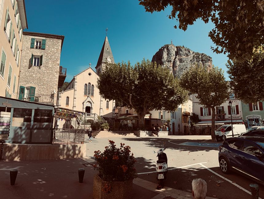 Castellane mit Fels und Kirche im Hintergrund 