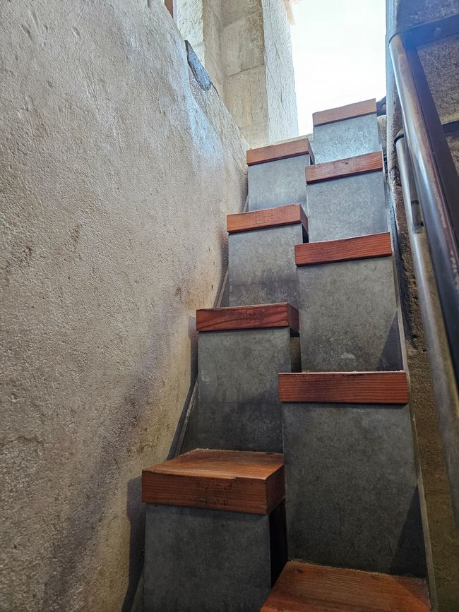 Enge Stufen hoch zum Kirchturm 