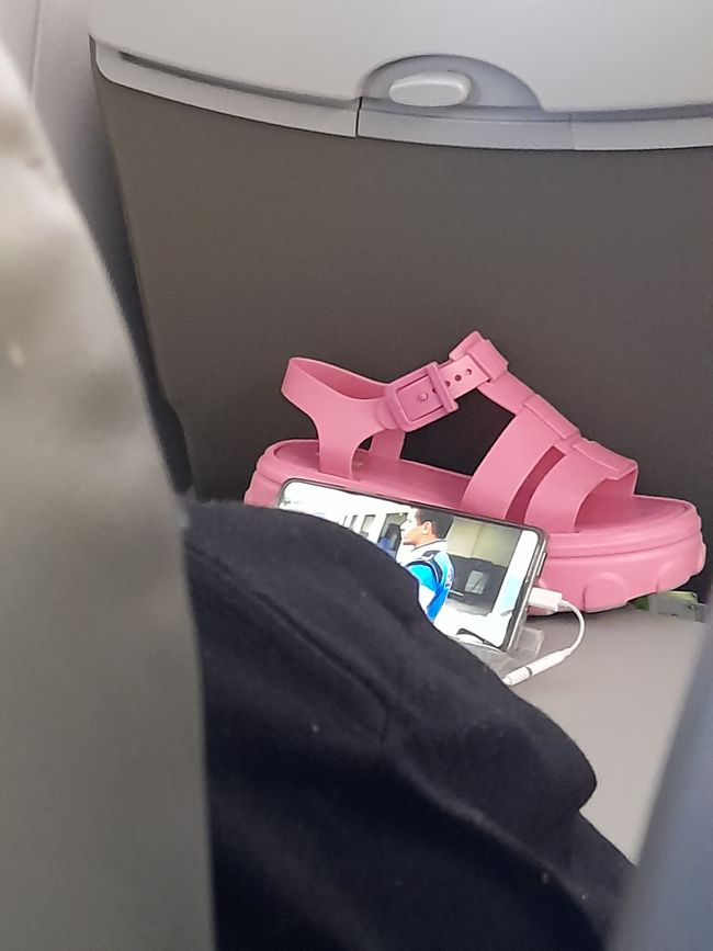 Cell phone holder, on the plane