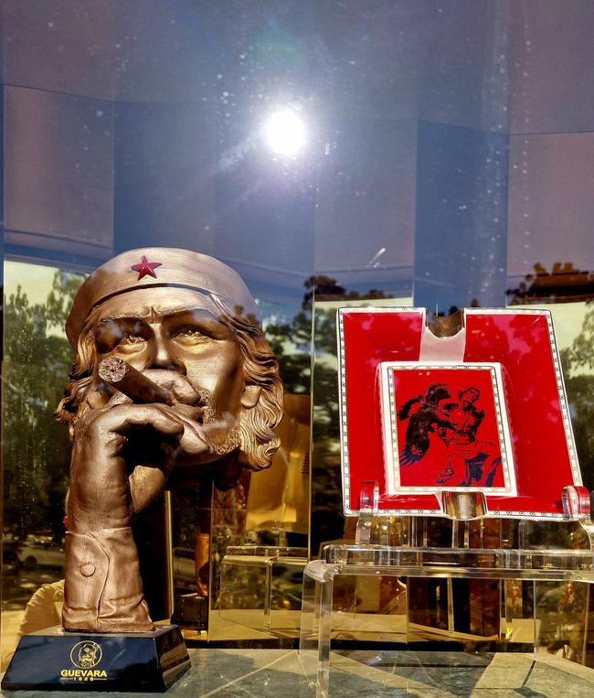 Ob Che das Lächeln vergangen ist, als Schaufensterdekoration im mondänen Club?