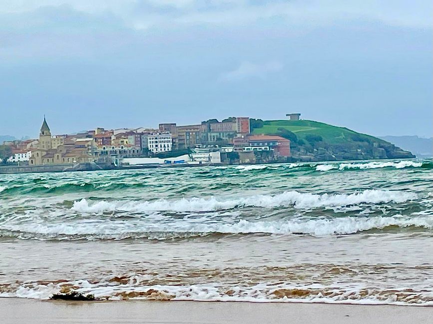 Die Halbinsel mit dem Wahrzeichen von Gijon, dem Elogio del Horizonte.