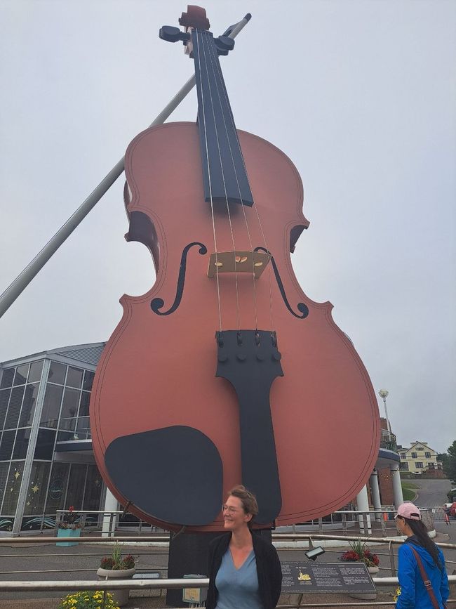 Sydney in Nova Scotia und die größte Fiddle der Welt.