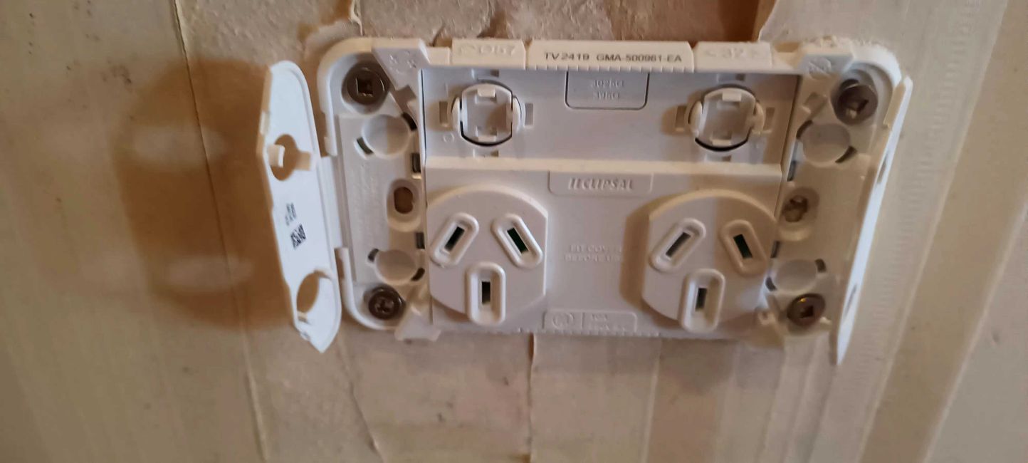 Wie sind hier die Steckdose verbaut