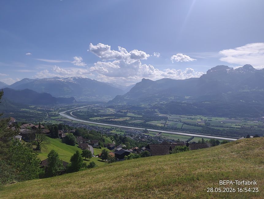 Liechtenstein - was für Aussichten und Berge🐶😃