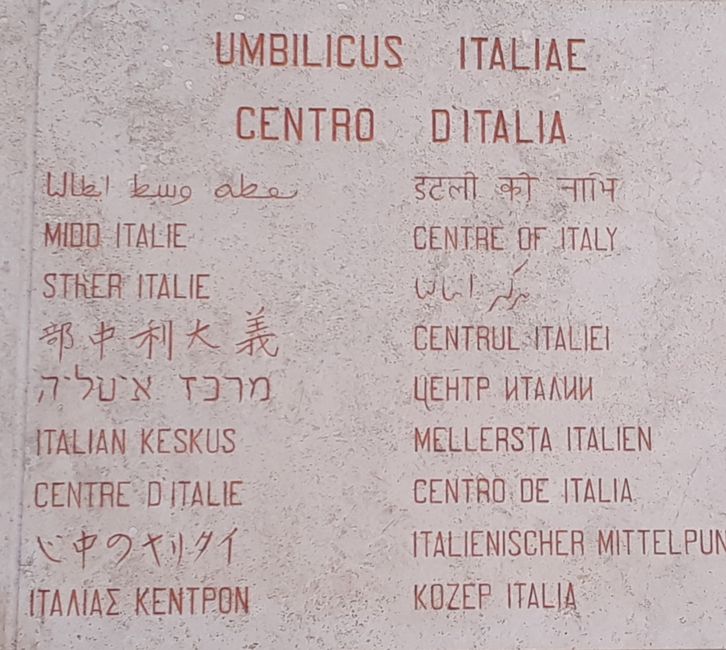 Hier in 18 Sprachen die Theorie, dass hier der Nabel Italiens sei.