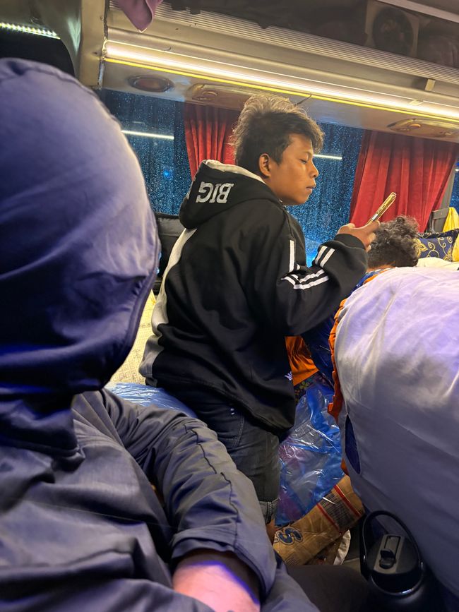 Viaje en autobús duro. De vez en cuando, una moto junto con este tipo aparcó en el pasillo.