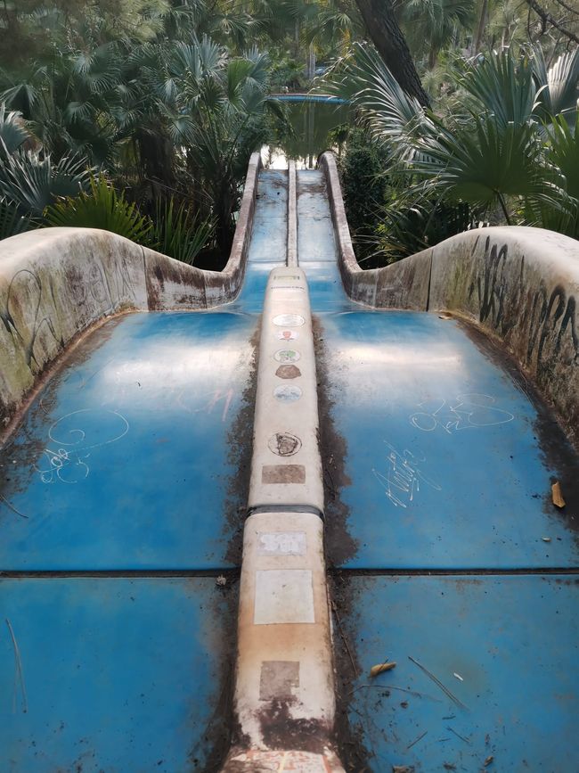Between pompous graves, national park and abandoned water park