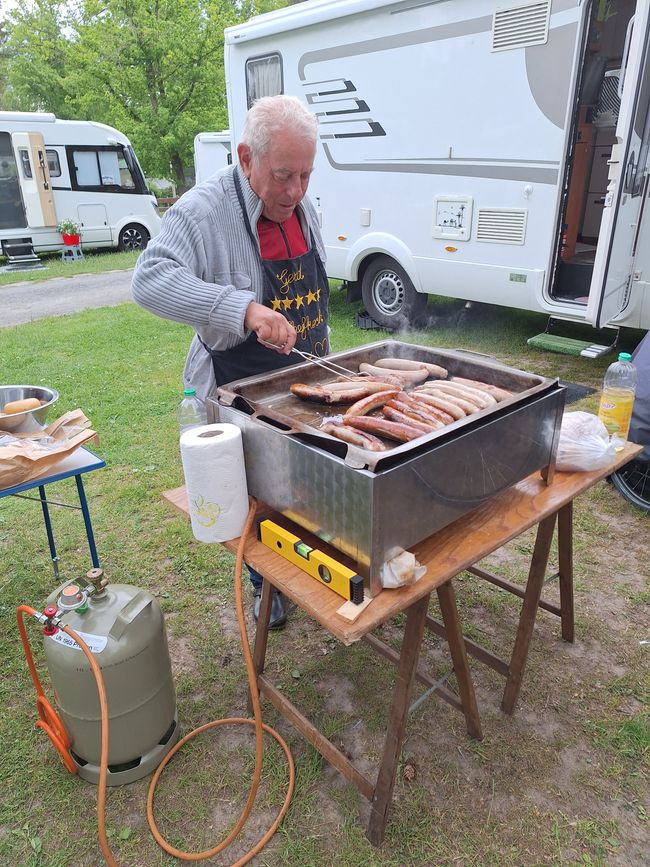Ein neuer Camper wird beklebt