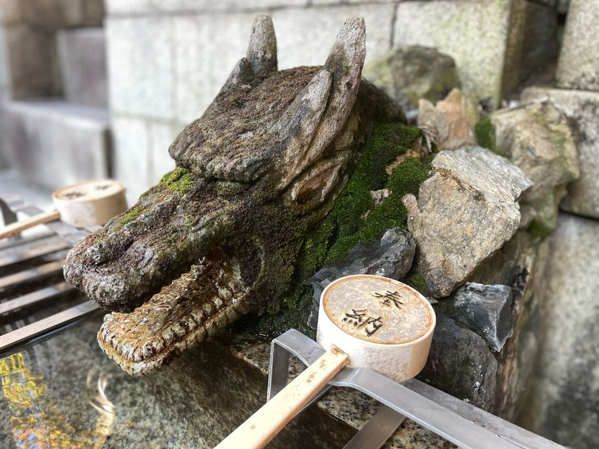 Schöpfkelle und wasserspuckendes Biest