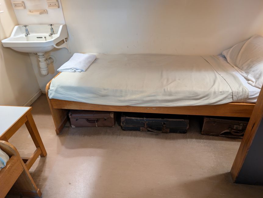 Auch hier sind Koffer unter dem Bett