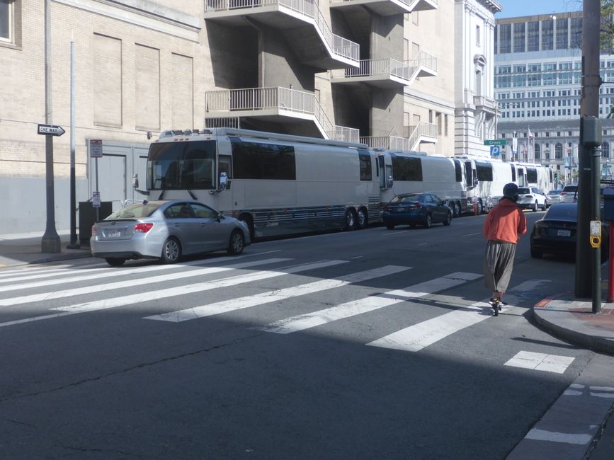 Wohnmobile vor dem Bill Graham Civic Auditorium