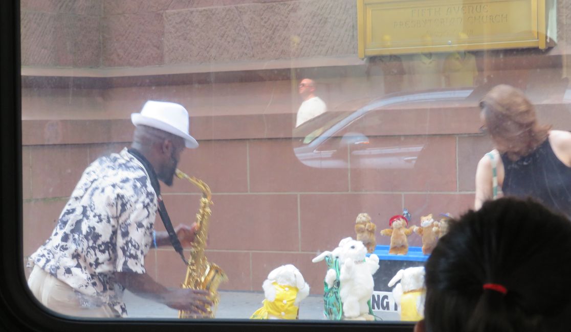 Straßenmusiker mit selbst mitgebrachtem tanzenden Publikum