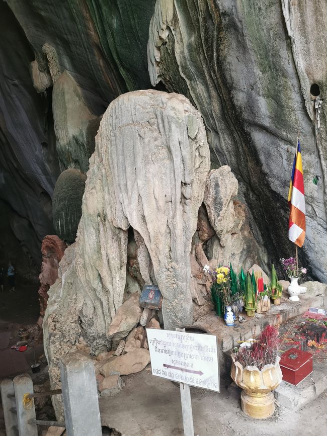 ... in der Höhle dann ein kleiner Schrein ...
