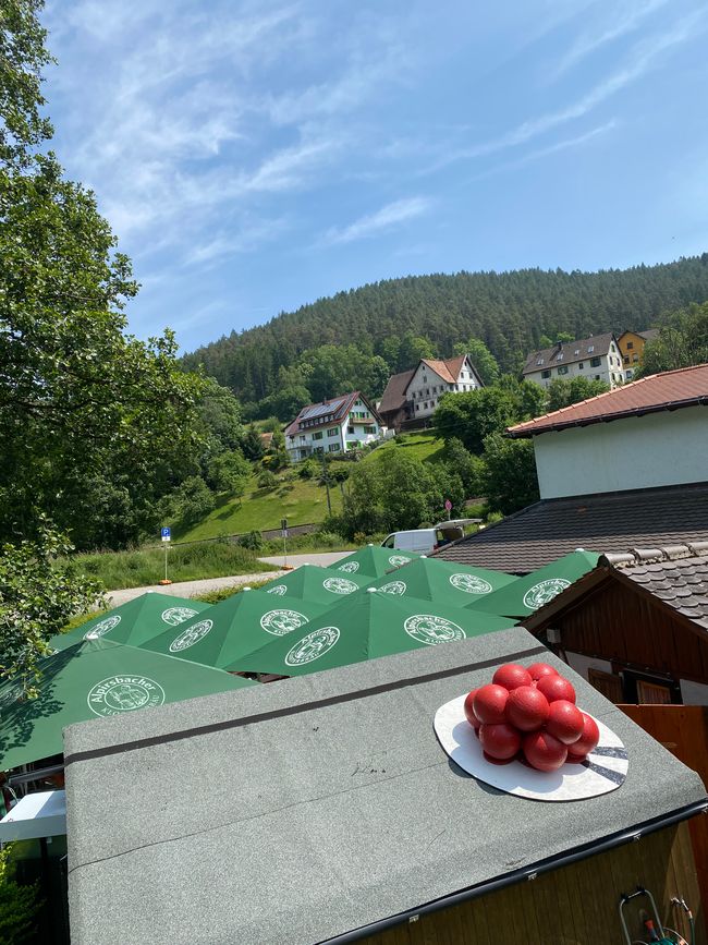 Der Bollenhut ist auch hier vertreten auf dem Dach einer Gastwirtschaft