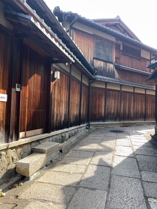 32. Kapitel: Bei den Geishas in Gion, ein sehr frohes Wiedersehen und einmal im Leben Thunfisch-Sushi satt