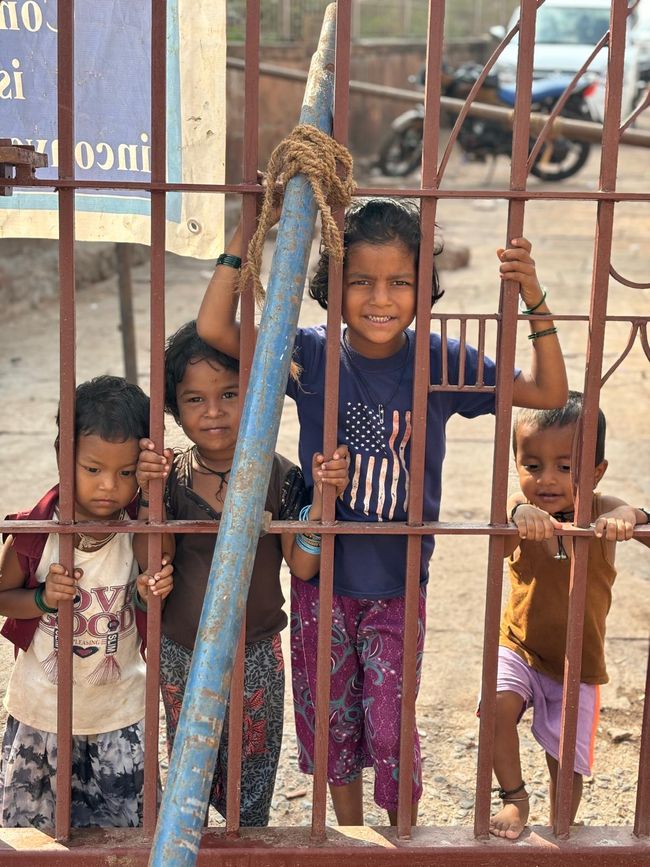 Niños pequeños en Badami