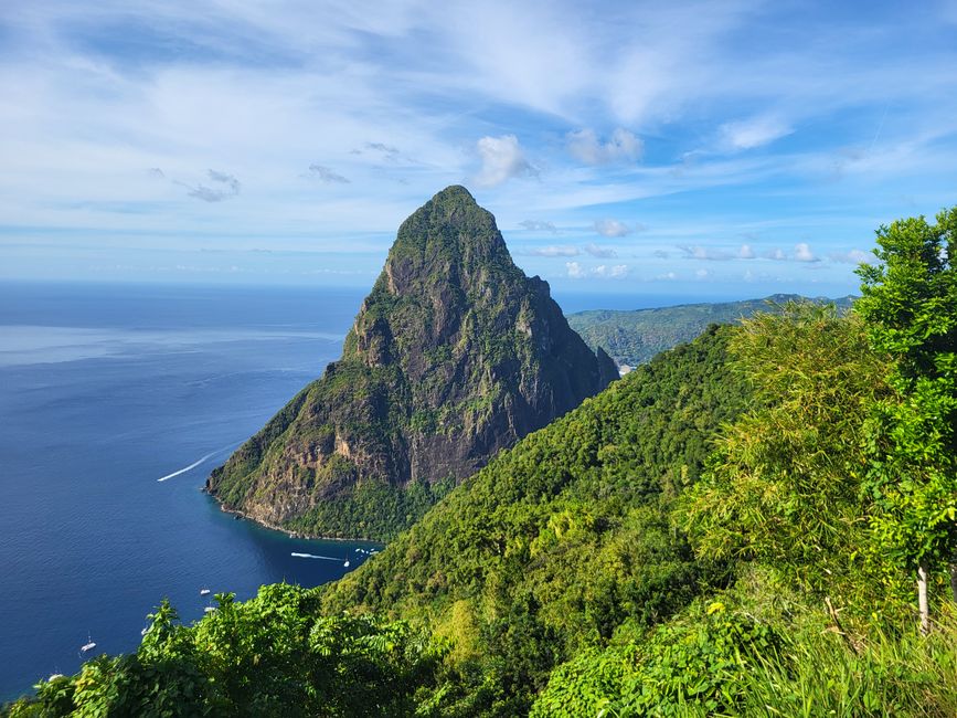 Stairway to Heaven”. Dopo una breve e faticosa salita, sono stati ricompensati con una bella vista sulle Pitons.<p><br /></p><figure><img src='https://img1.vakantio.de/uploads/409df14690d6235ed13aa075680c242e_large.jpg' alt='Escursione “Stairway to Heaven”' /><figcaption>Escursione “Stairway to Heaven”</figcaption></figure><br />La guida dell'escursione ha fatto anche delle pause e si è assicurata che tutti stessero bene.<p><br /></p><figure><img src='https://img1.vakantio.de/uploads/d84aab8a2317d9e6dfd2d7612124fd2e_large.jpg' alt='Escursione “Stairway to Heaven”' /><figcaption>Escursione “Stairway to Heaven”</figcaption></figure><br />Io, a causa di un raffreddore, mi sono sentito un po' male e quindi ho deciso di fare solo una breve passeggiata in città.<br /><figure><img src='https://img1.vakantio.de/uploads/5075cd601b266d2f35561b5115844522_large.jpg' alt='Piazza principale Soufrière ' /><figcaption>Piazza principale Soufrière </figcaption></figure><p><br /></p>In realtà non c'era molto da vedere, tranne un grande piazzale con una chiesa e un monumento e un albero di Natale decorato in modo abbondante.<p><br /></p><figure><img src='https://img1.vakantio.de/uploads/08b83bcb269be948094ff3198d4ac630_large.jpg' alt='Porto Soufrière ' /><figcaption>Porto Soufrière </figcaption></figure><br />Quando sono tornato al molo, ho visto il Tenderboat che stava partendo.<p><br /></p><figure><img src='https://img1.vakantio.de/uploads/cb900cb693f09ec551b418f4ae338f97_large.jpg' alt='Porto Soufrière ' /><figcaption>Porto Soufrière </figcaption></figure><br />Dopo, ho dovuto aspettare un po' di tempo, anche se il prossimo Tenderboat era presto pronto: non poteva attraccare perché piccole imbarcazioni si stavano sovrapposando per ritirare i passeggeri della Norwegian Cruise Line.<br /><figure><img src='https://img1.vakantio.de/uploads/17339f42aa7c60eedaa580b353ca4aec_large.jpg' alt='Royal Clipper ' /><figcaption>Royal Clipper</figcaption></figure>Durante la partenza, sono stati calati due Tenderboat, cosicché si è potuta fotografare la nave con le vele spiegate in uscita.<p><br /></p><figure><img src='https://img1.vakantio.de/uploads/a75b80765c2718d01391641b2c30f96f_large.jpg' alt='Royal Clipper ' /><figcaption>Royal Clipper </figcaption></figure><br />La sera c'è stata una cena di addio per tutti coloro che avevano prenotato la crociera di una settimana. Tuttavia, noi saremmo rimasti ancora un'altra settimana a bordo e avremmo partecipato al secondo itinerario nei Caraibi della Royal Clipper.<p><br /></p><figure><img src='https://img1.vakantio.de/uploads/36fd218921594b6f45e562e9806119a3_large.jpg' alt='Royal Clipper ' /><figcaption>Royal Clipper </figcaption></figure><figure><br /></figure><br />