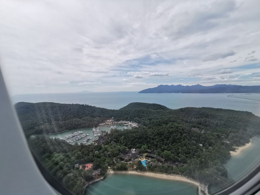 ... und da ist Langkawi schon durch das Bullauge zu erkennen ...