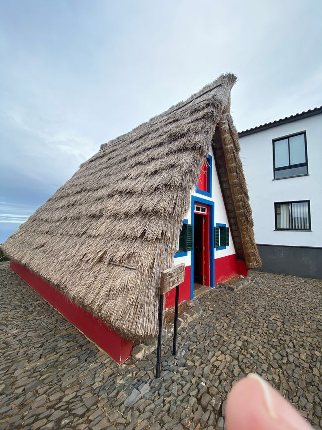 Hier die mit Stroh gedeckten alten Häuser von Santana